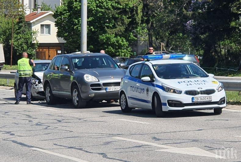 МЕЛЕ В СОФИЯ: Четири коли се удариха на бул. България (СНИМКИ)