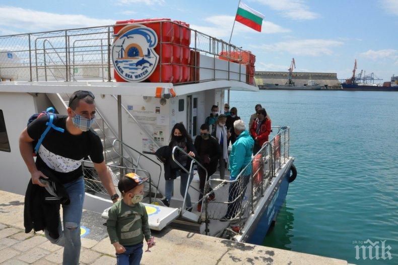 Първите туристи за 2020 г. пристигнаха в Бургас (СНИМКИ)