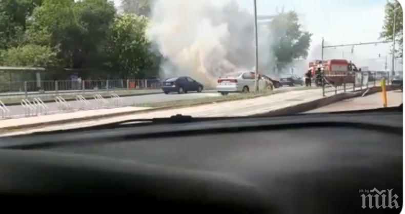 ОГНЕН ИНЦИДЕНТ: Кола изгоря в центъра на Варна