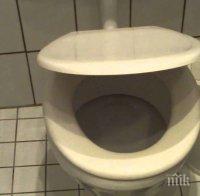 В Индонезия: Който наруши мерките за коронавируса - чисти тоалетни