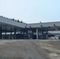 ЕКШЪН И ПОЛОВИНА: Бясна македонка нахлу в България с гръм и трясък - строши бариерите на Гюешево