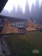 Ураганен вятър събори покрива на Военно окръжие във Враца