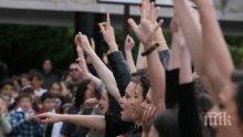 Изпращането на абитуриентите без роднини и учители