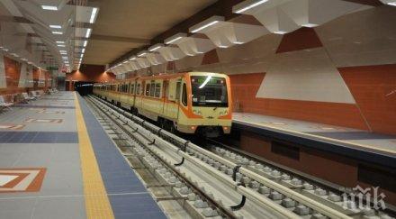 шефът метрото пътниците