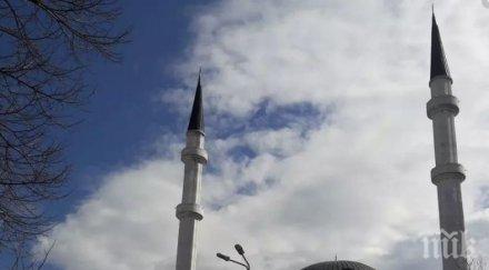 подновиха масовите молитви джамиите