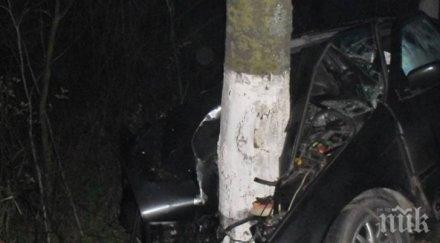 мъж заби колата дърво загина