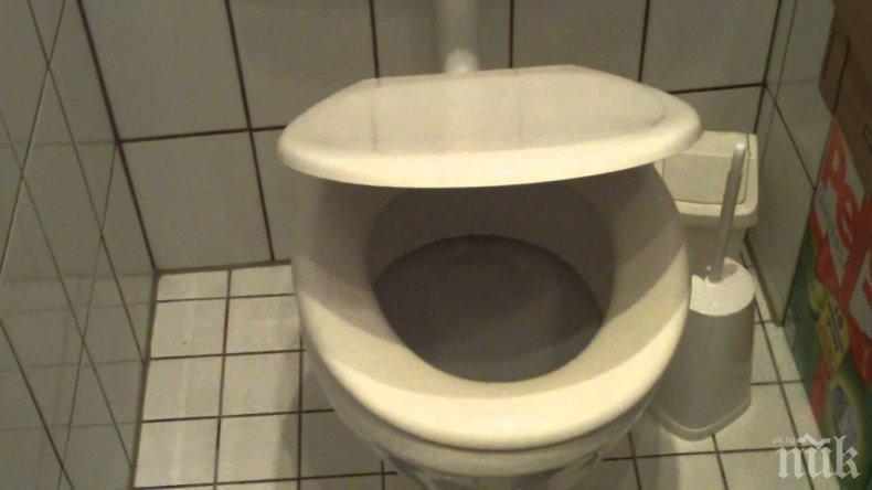 В Индонезия: Който наруши мерките за коронавируса - чисти тоалетни