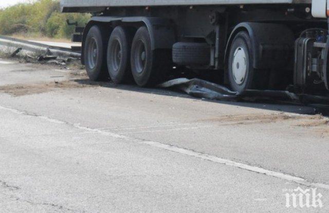 Аварирал тир затруднява трафика при 220-ти км на АМ Тракия към Бургас