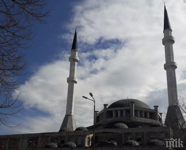Подновиха масовите молитви в джамиите