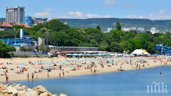 Обработват плажа във Варна с активен хлор