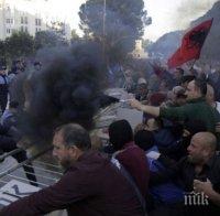 Сблъсъци между протестиращи и полиция заради разрушаването на театър в Албания