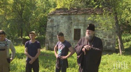 добър пример доброволци спасяват храм роман