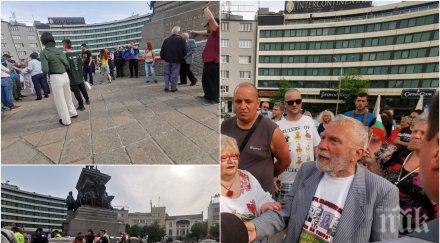 "Всенародният" протест на Копейкин днес мина без...Копейкин. Дойде Йоло Денев, синът на бог Тангра, с още 15 другари (СНИМКИ)