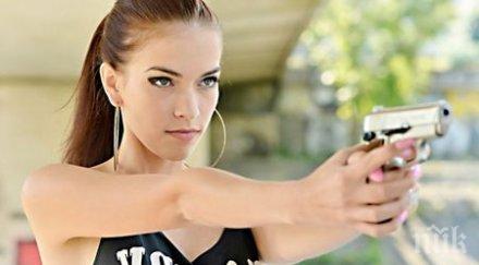 млада жена гърмя пистолет балкона варна