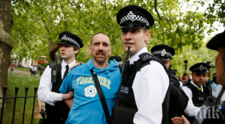 арестуваха лондончани скочили социалното дистанциране