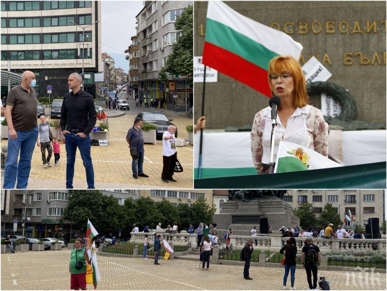 Всенародният протест на Копейкин, Ченалова и Йоло Денев днес събра близо 25 човека пред НС. Чака се екип на Божков ТВ (СНИМКИ)