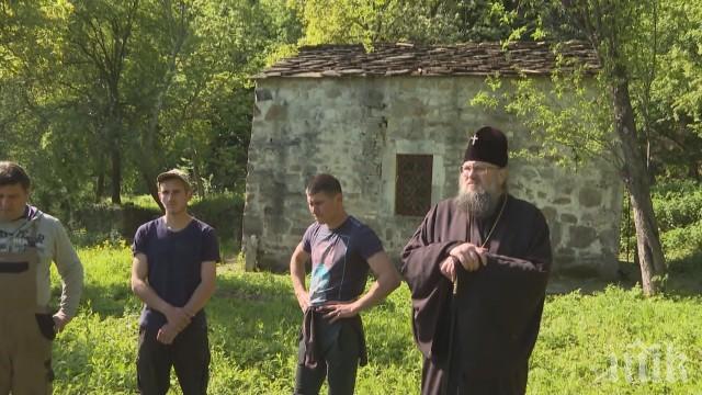 ДОБЪР ПРИМЕР: Доброволци спасяват храм край Роман