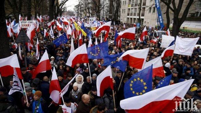 Полиция осуети антиправителствена демонстрация във Варшава