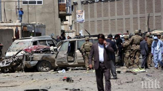 Кола-бомба уби петима и рани 32-ма в Афганистан

