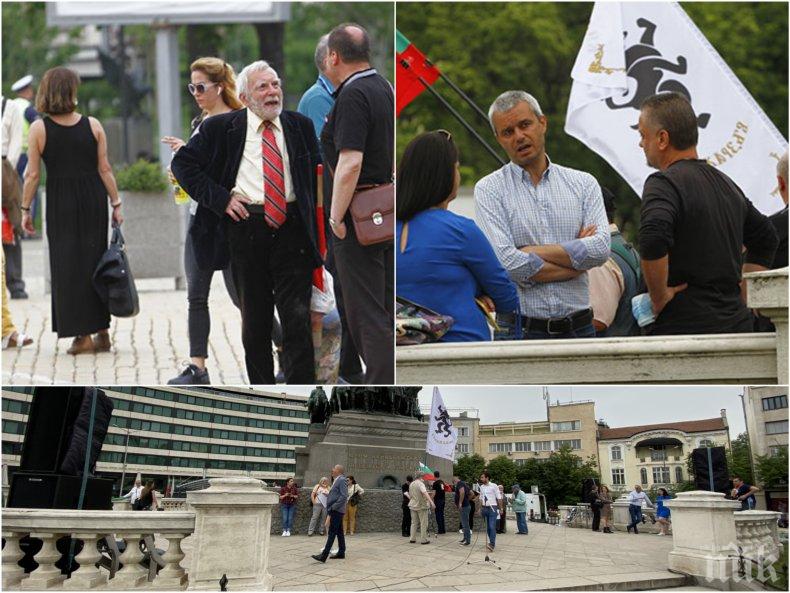 Копейките на Копейкин днес стигнаха за 30 човека и Йоло Денев пред Народното събрание (СНИМКИ)