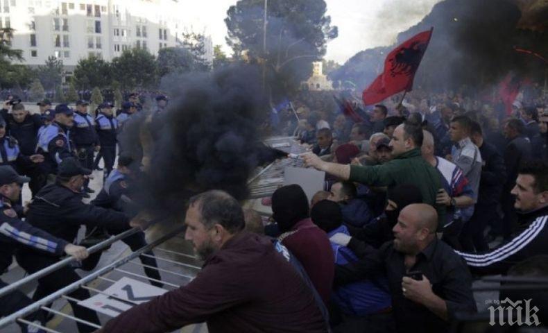 Сблъсъци между протестиращи и полиция заради разрушаването на театър в Албания