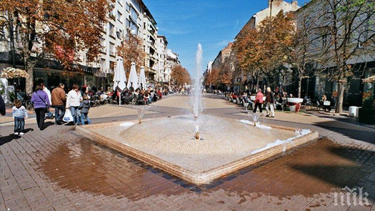 Премахнаха спорния фонтан на Витошка (СНИМКИ)