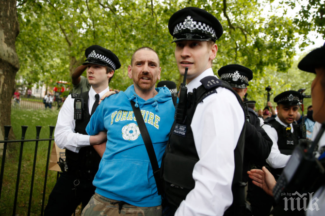 Арестуваха лондончани, скочили срещу социалното дистанциране