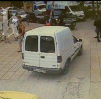 Мерзост! Мутри с чукове трошат наред в Слънчев бряг посред бял ден (уникално видео)