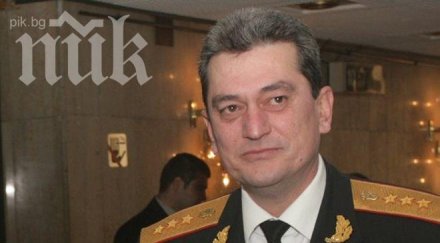 шефът пожарникарите дава брифинг гара езерово