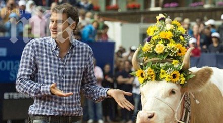 роджър федерер продаде кравата дезире хиляди долара