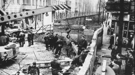 години издигането символа разделението света берлинската стена