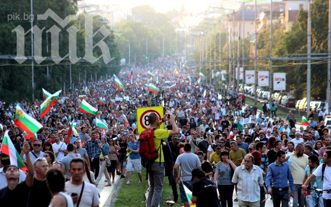 Протестът срещу властта готви Голямото посрещане на депутатите в петък