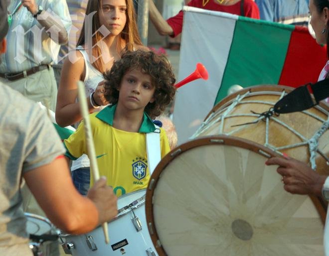 Протестиращите подвикват Хей пред празния парламент