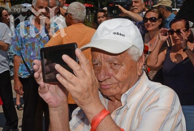 Вразумяват и с мотики президента