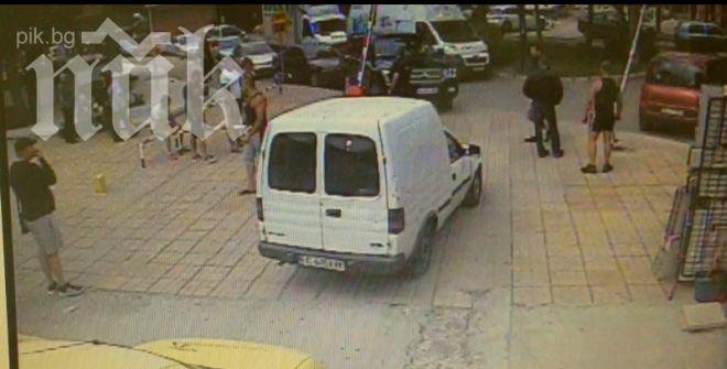 Мерзост! Мутри с чукове трошат наред в Слънчев бряг посред бял ден (уникално видео)