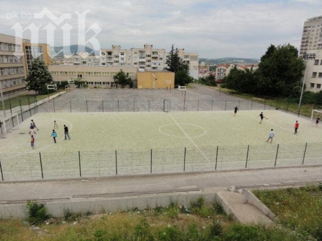 Учители не пускат директорка в училище