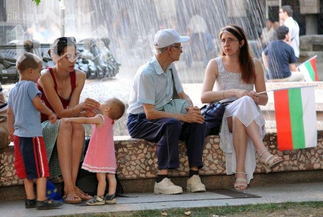 Стотина души в началото на 60-я ДАНСwithMe, блокираха пл. Независимост