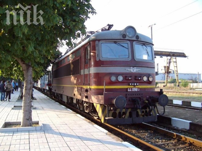 Възстановено е движението между гарите Синдел и Повеляново