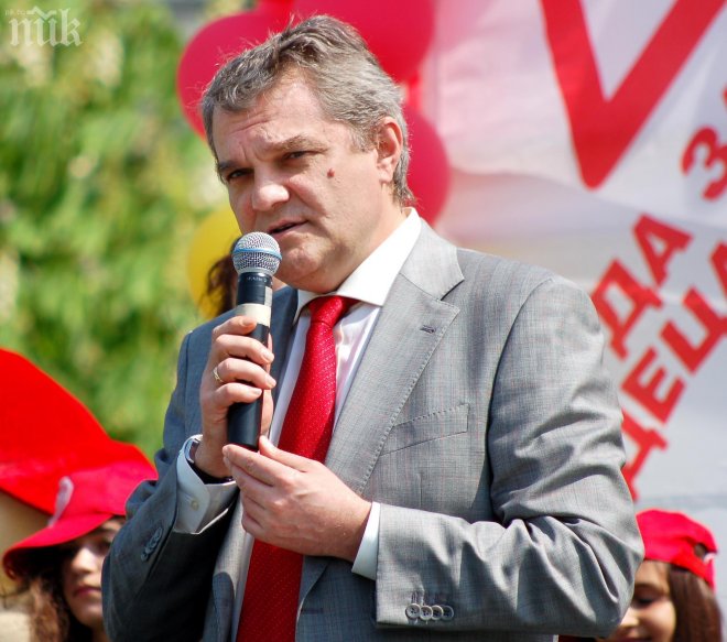 Румен Петков изригна: Плевнелиев унизи държавата