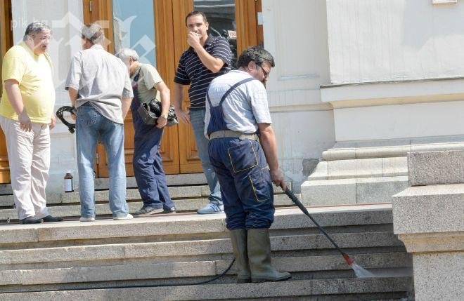 Измиха яйцата и доматите от парламента с водоструйка