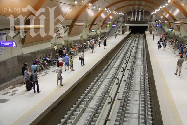 Жената, която се хвърли под метрото сутринта, е в критично състояние