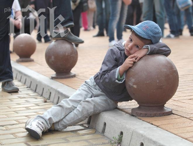 Туристите в центъра на София чакат с любопитство да започне протестът