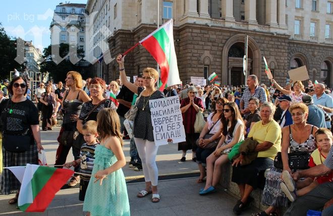Психолог: Нови социални групи ще се включат в протеста срещу властта през есента