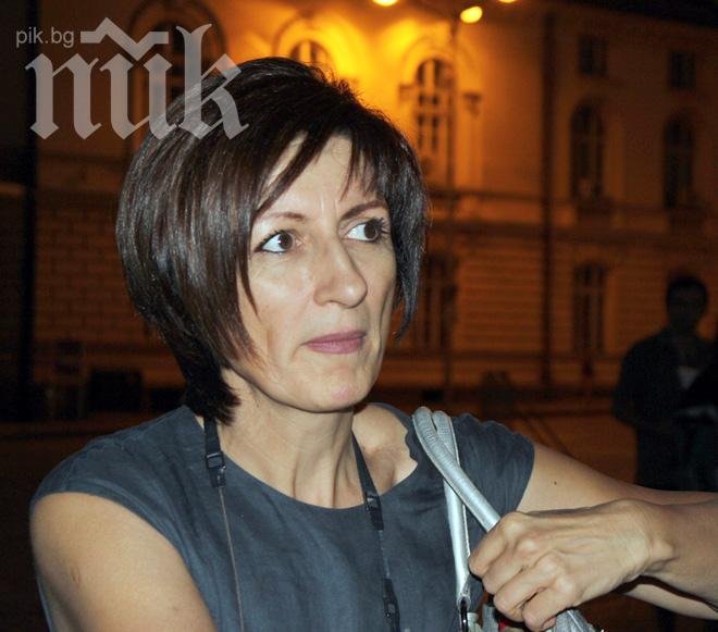 Саша Безуханова пак протестира, пази се от папарашки снимки
