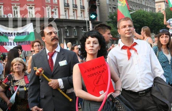 Предлагат празен чек от Сорос за хубави снимки от протестите