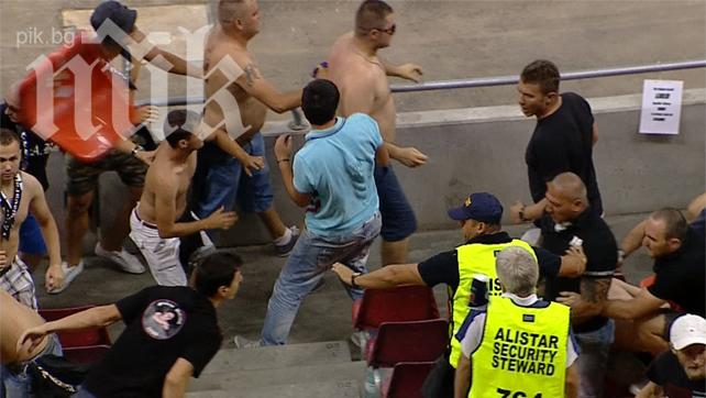 Бой между фенове преди Динамо Букурещ-Стяуа 1:2 (Видео)