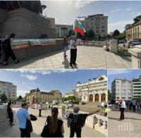 Йоло Денев зарязан сам с 8 антиваксъри на 