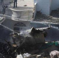 Още броят жертвите на зловещата самолетна катастрофа в Пакистан (СНИМКИ)