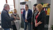 Общински съветници от ГЕРБ дариха 200 шлема на 3 училища в Карнобат