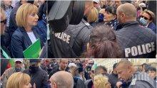 СКАНДАЛ В ПИК TV: Манолова бяга от въпросите на Ива Николова за парите на Васил Божков! Блъскат и удрят водещата в брутално меле - полицията нехае! Хората на провалената кметица се разкриха, викат: "Радев, Радев" (ВИДЕА/ОБНОВЕНА/СНИМКИ)